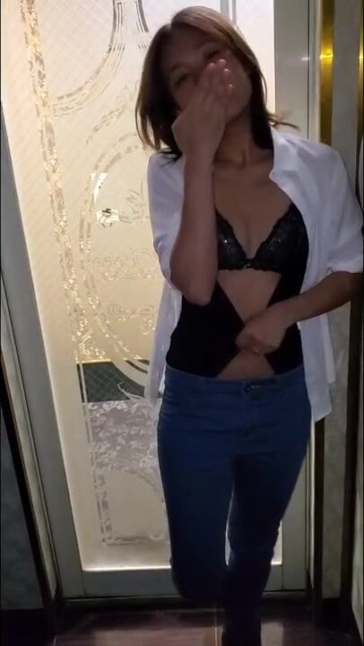 美尻美脚の若妻