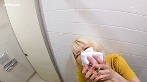 590MCHT-017 A Blonde Gal Came In Front Of Me Who Was Voyeuring The Buttocks Of A Woman