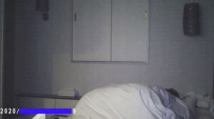 困っていた若い娘とオジ