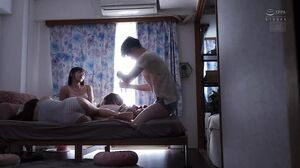 HMN-917 終電逃し、朝起きたらハーレム同期女子 普段はお堅いスーツ姿の 2 人が、僕にだけ見せる無防備な